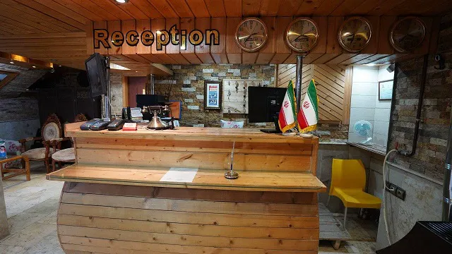 پیشخوان چوبی پذیرش هتل تعطیلات
