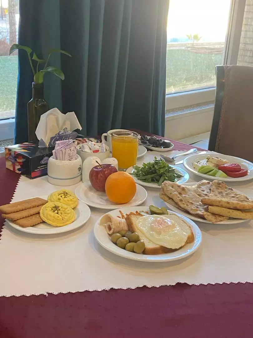 صبحانه جهانگردی شامل نان، پنیر، تخم‌مرغ و آبمیوه