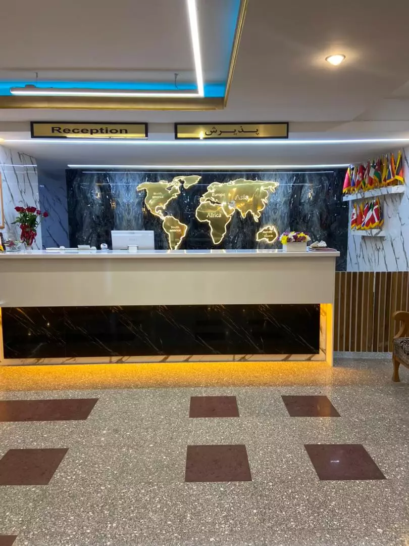 پیشخوان پذیرش هتل جهانگردی با نقشه دیواری