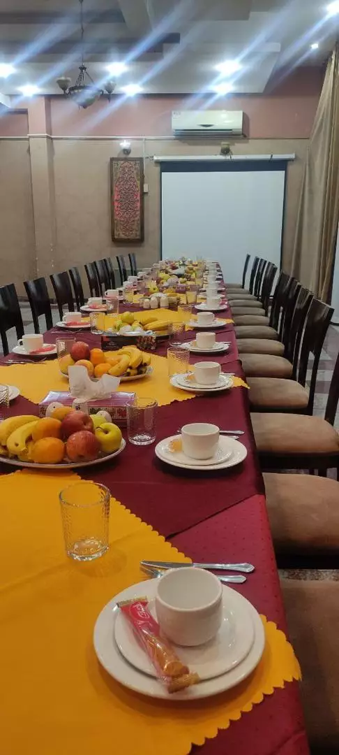 میز پذیرایی چیده‌شده در سالن هتل جهانگردی