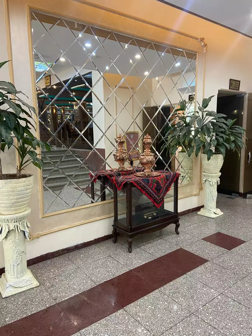 آینه‌کاری و میز تزیینی در ورودی هتل جهانگردی
