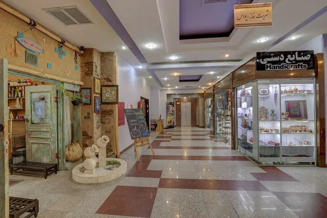 راهروی فروشگاه صنایع‌دستی هتل جهانگردی