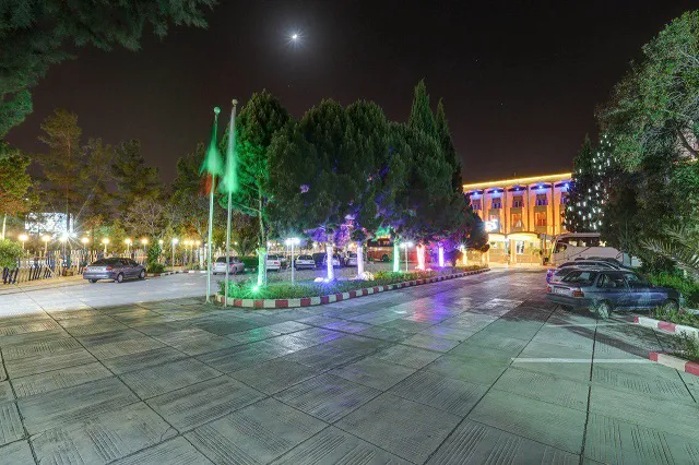 محوطه ورودی هتل جهانگردی در شب