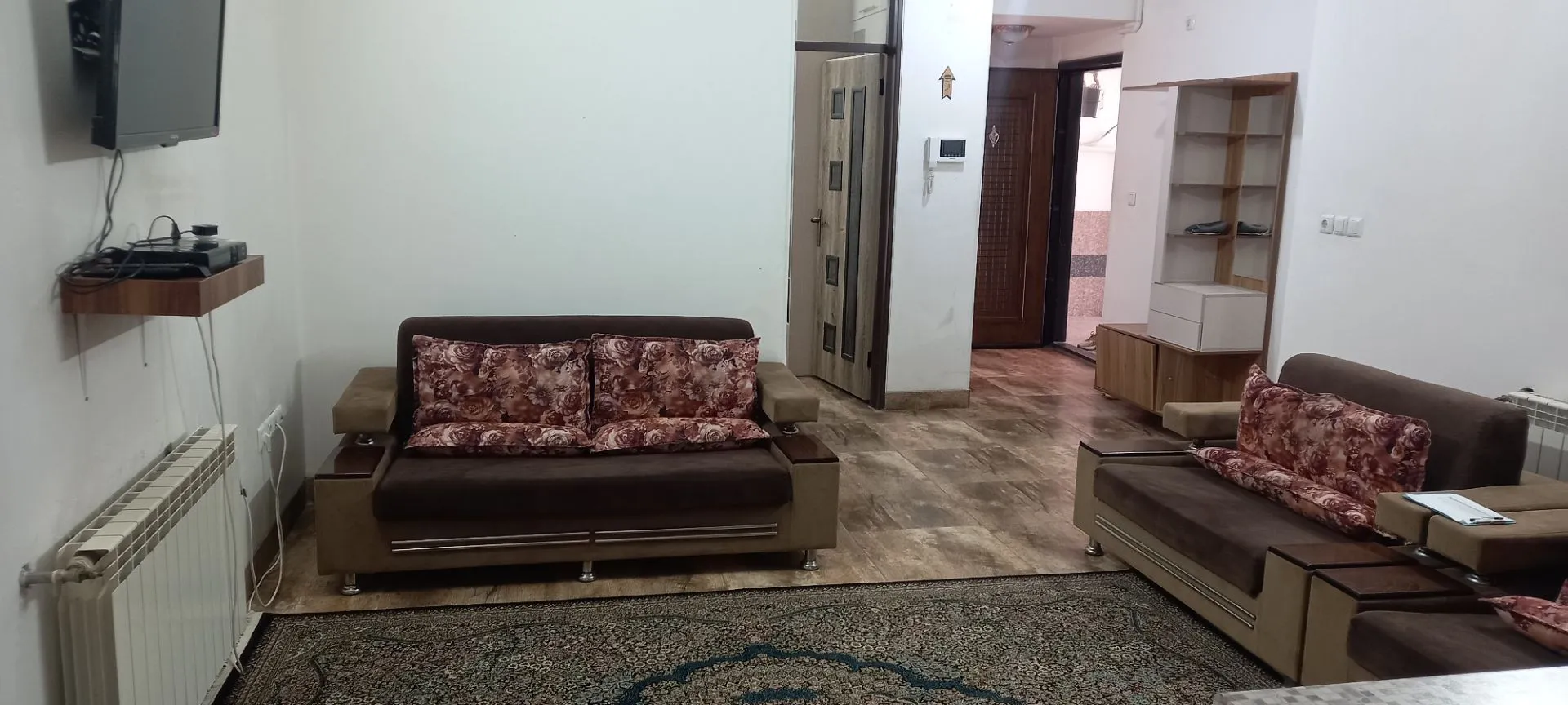 نشیمن فانوس با دو مبل و فرش