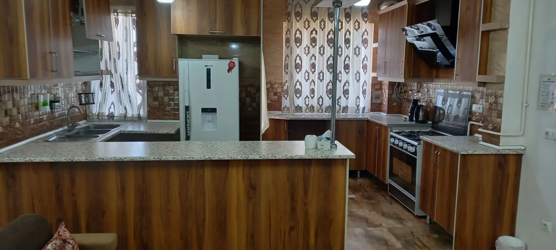 آشپزخانه فانوس با کابینت چوبی