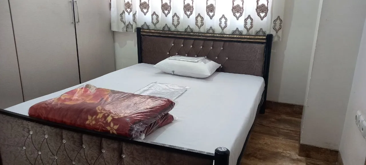 تخت دونفره هتل فانوس با روتختی گل‌دار