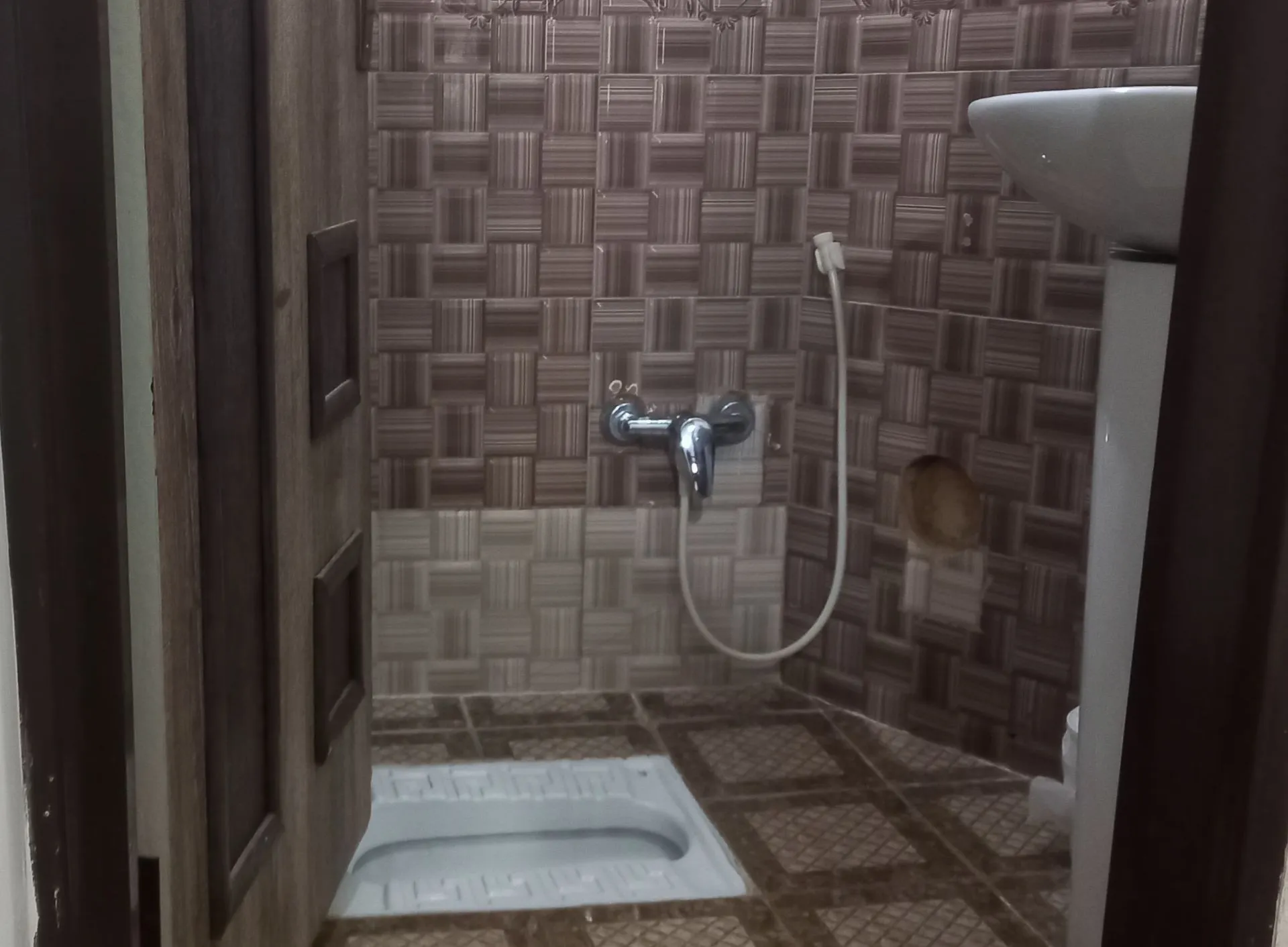دوش و کف‌شور سرویس بهداشتی هتل فانوس