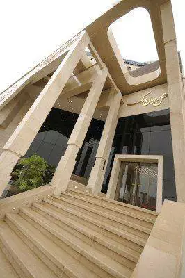 ورودی سنگی هتل رویال پارک با پلکان عریض