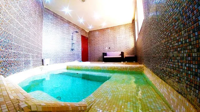 استخر سرپوشیده کاشی‌کاری‌شده هتل رویال پارک