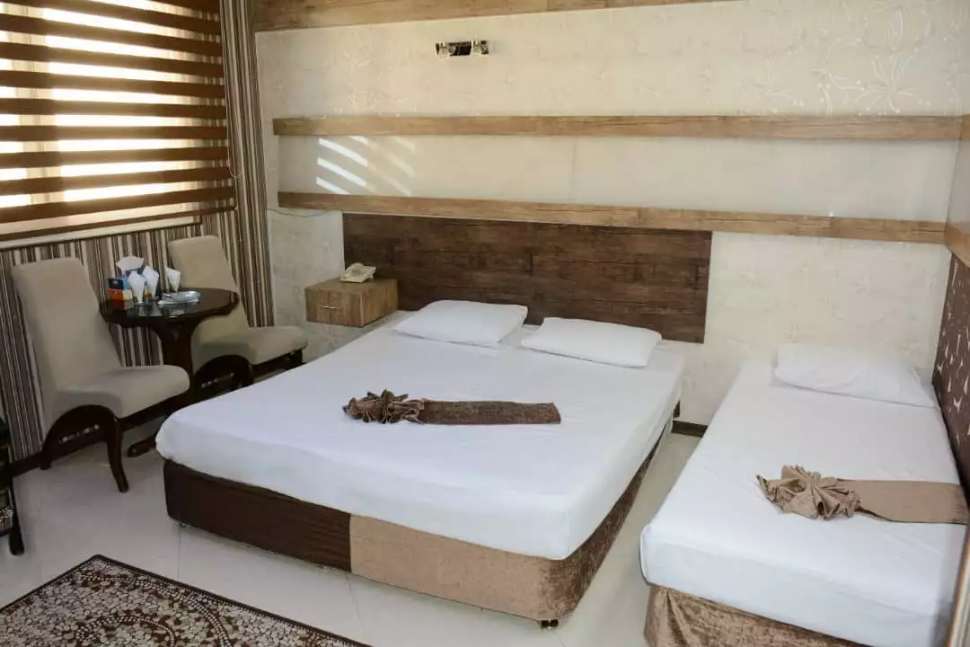 اتاق دوتخته هتل گل گندم با تخت دونفره و یک تخت یک‌نفره