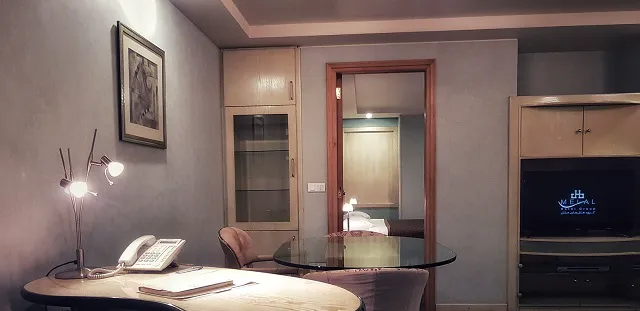 میز کار و تلویزیون در اتاق هتل سپهر