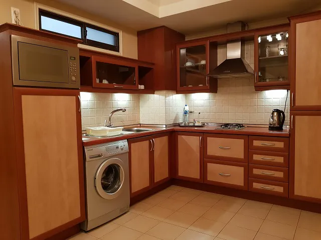 آشپزخانه مجهز هتل سپهر با ماشین لباسشویی