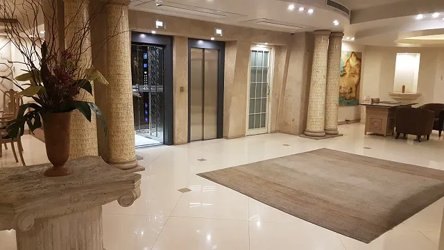 لابی هتل سپهر با آسانسور و ستونهای سنگی