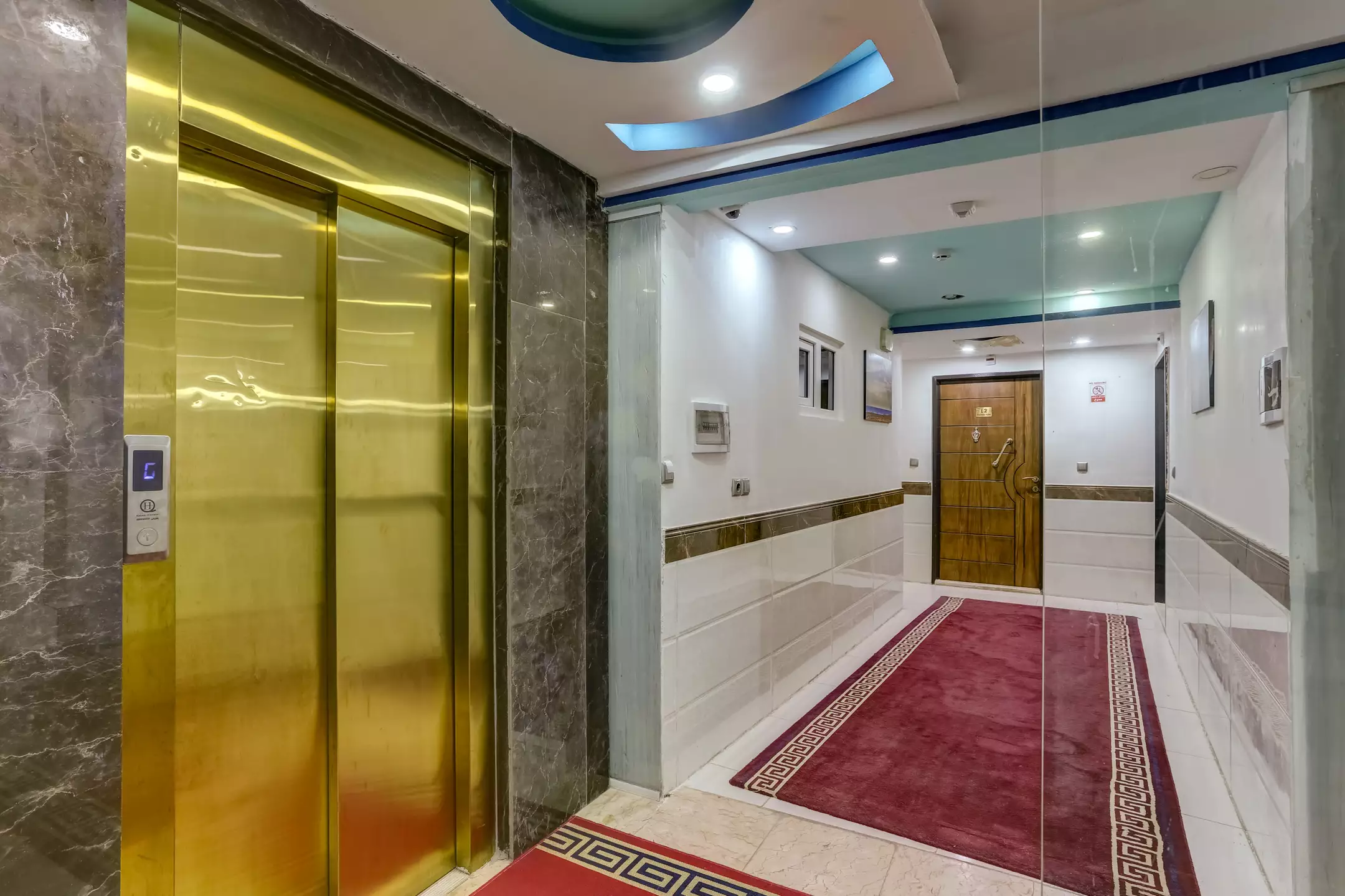 آسانسور طلایی و راهروی هتل رخسار