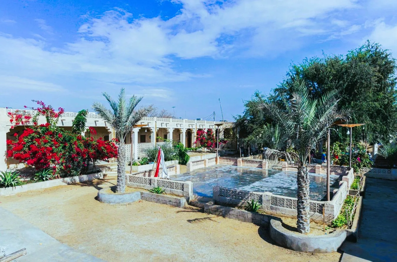 حیاط سرسبز خانه دوست با حوض مرکزی