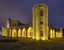 کاروانسرای یام با نورپردازی شبانه