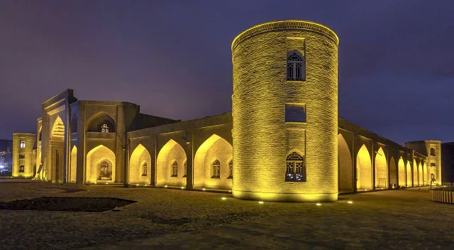 کاروانسرای یام با نورپردازی شبانه