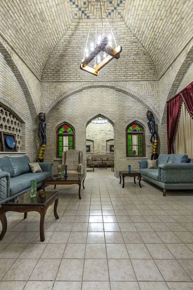 نشیمن کاروانسرای یام با سقف آجری و مبلمان