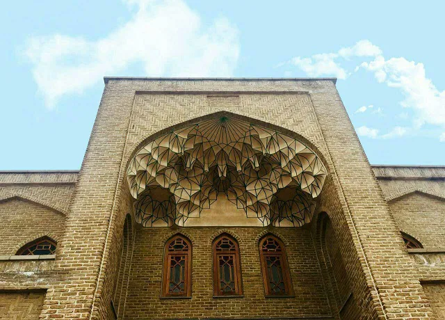 نمای ورودی آجری کاروانسرای یام با مقرنسکاری
