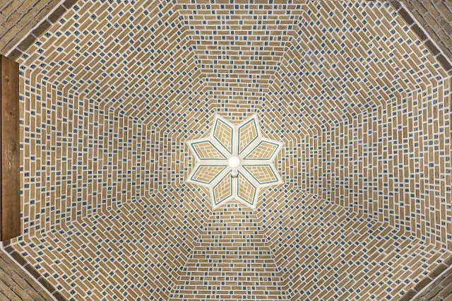 سقف آجری کاروانسرای یام با نقش هندسی ستارهای