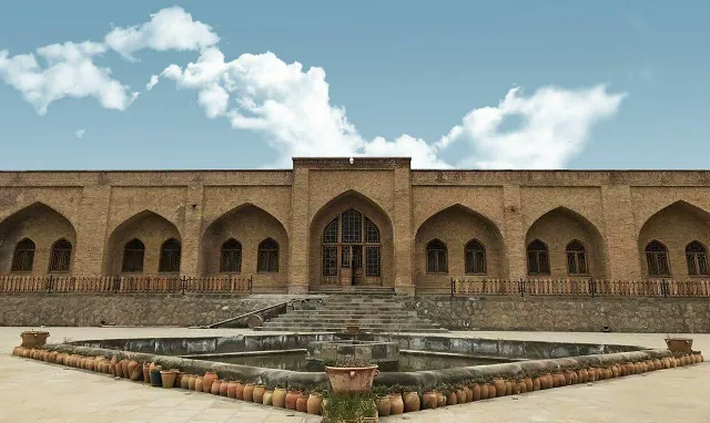 نمای ورودی طاقدار کاروانسرای یام و حوض محوطه