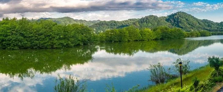 دریاچه و جنگل سرسبز در محوطه هتل بین المللی اسپیناس