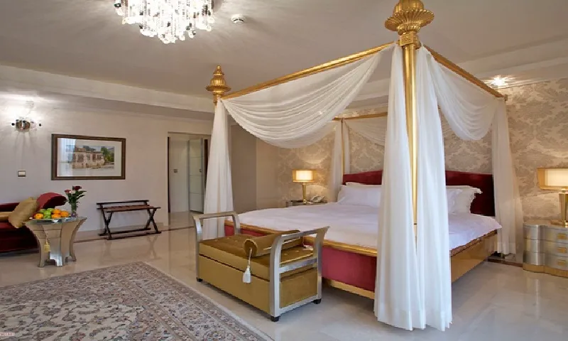 تخت چهارستونه در اتاق هتل بین المللی اسپیناس
