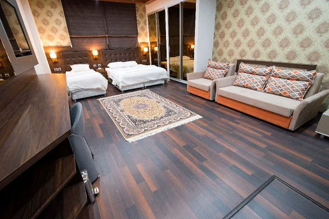 اتاق ارگ محتشم با دو تخت، مبل و فرش