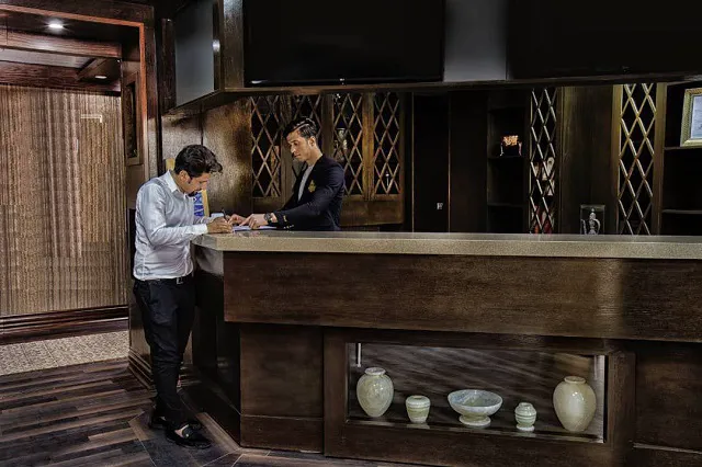 پذیرش ارگ محتشم با مهمان و کارکنان