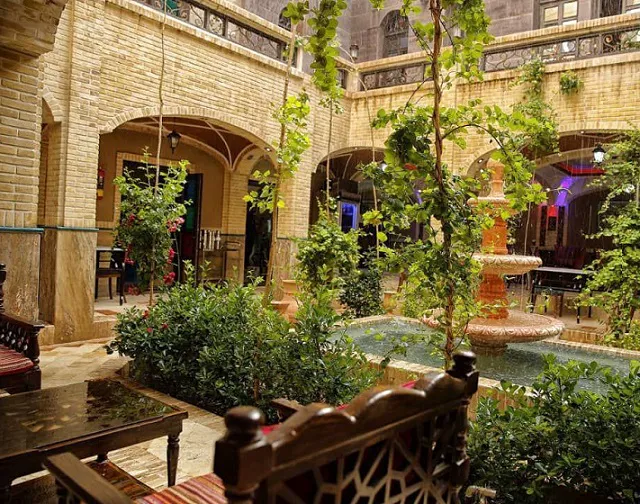 حیاط ارگ محتشم با حوض و درختان