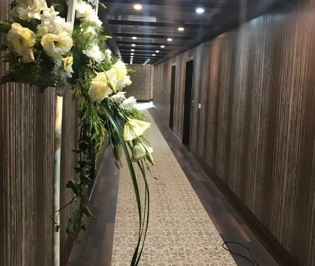 راهروی هتل ارگ محتشم با گل‌آرایی سفید