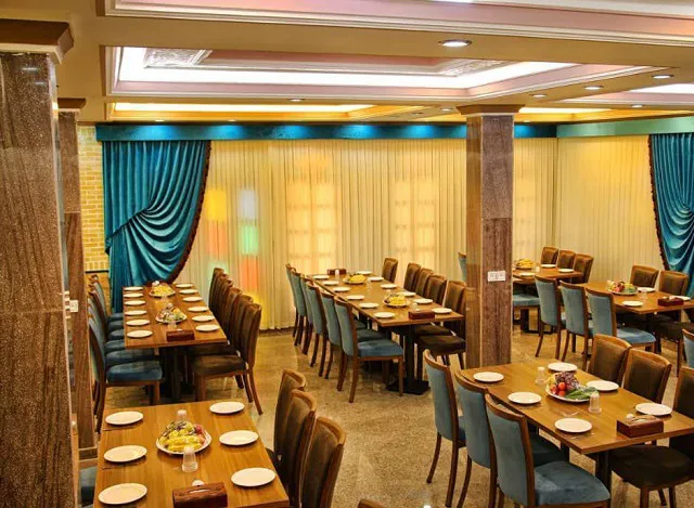سالن غذاخوری ارگ محتشم با میزهای چیده‌شده