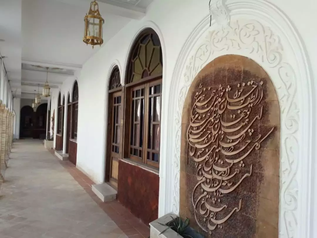 کتیبه خطاطی‌شده در دالان هتل گلستانکوه