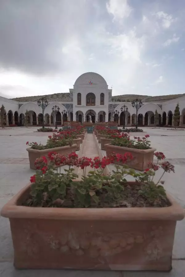 باغچه گل‌کاری‌شده در حیاط هتل گلستانکوه