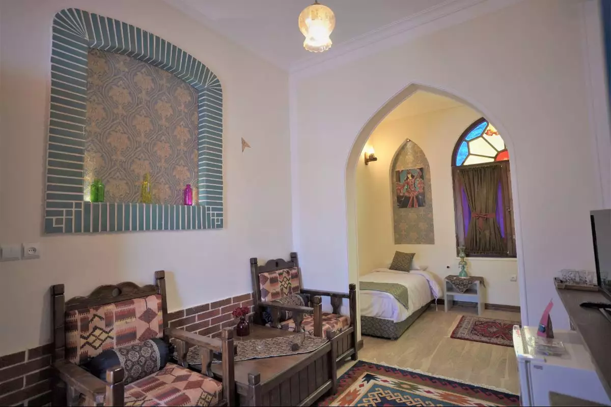 اتاق گلستانکوه با تخت و مبلمان سنتی