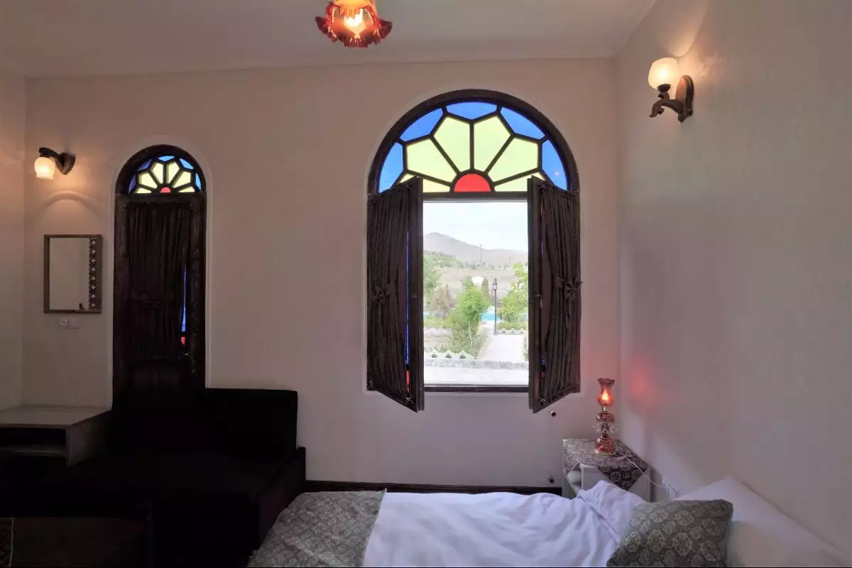 پنجره رنگی و تخت اتاق گلستانکوه