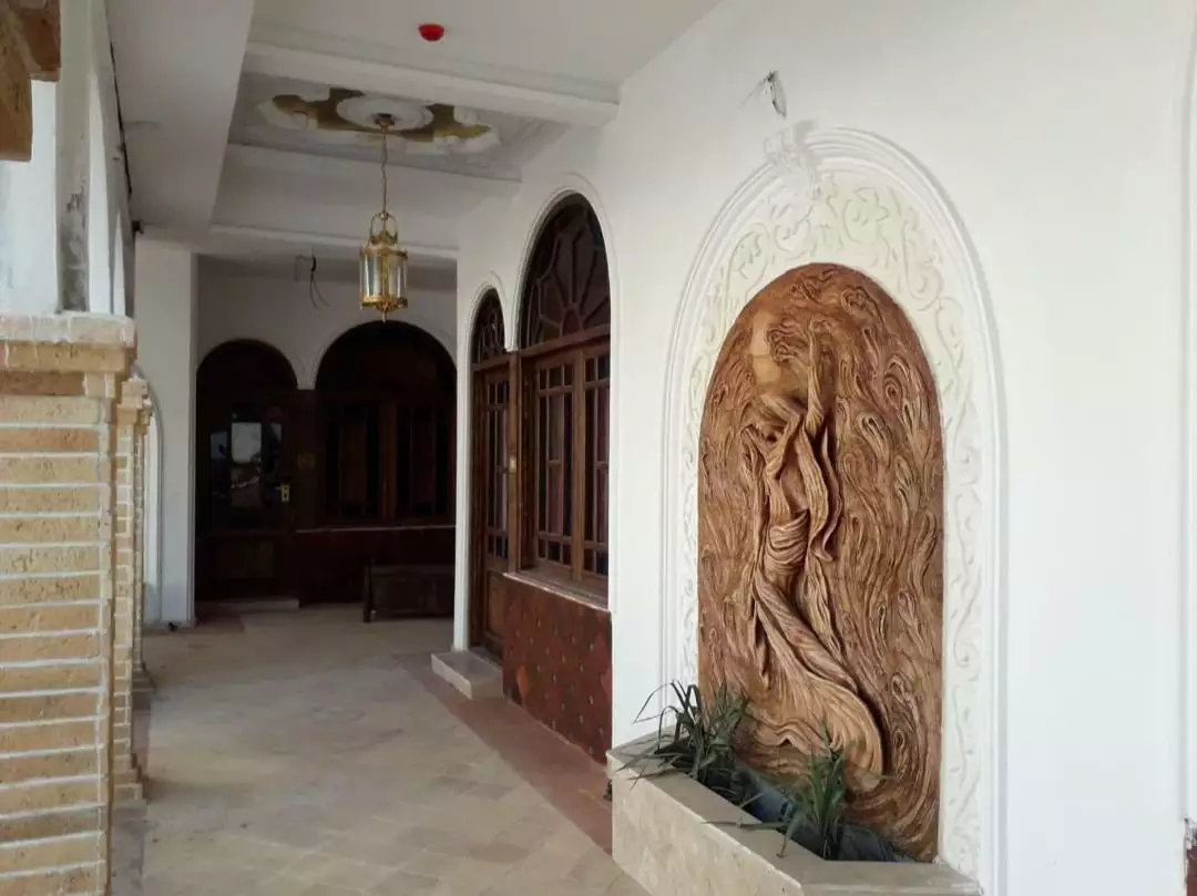 نقش‌برجسته دیواری در دالان هتل گلستانکوه