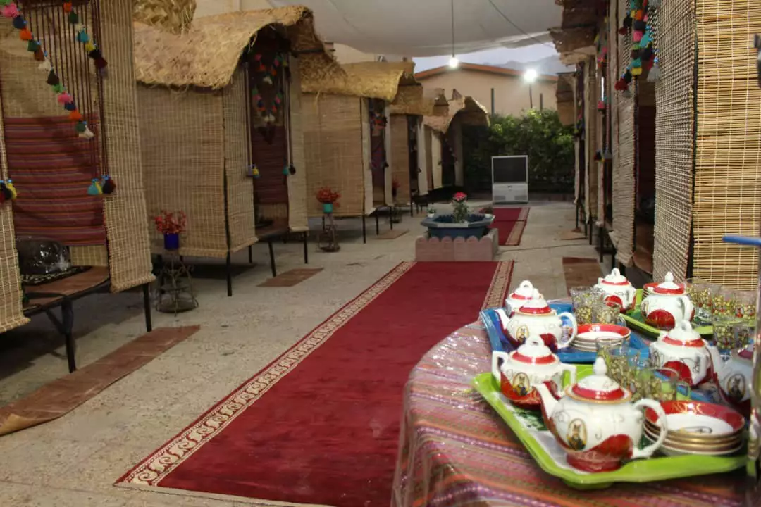 راهروی کاهگلی با میز چای در فرهمند