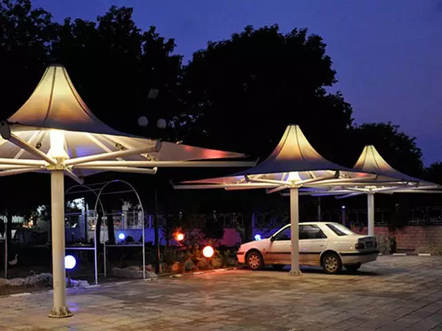 پارکینگ جهانگردی با سایبان‌های روشن در شب