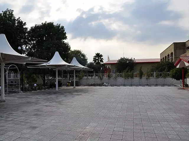 محوطه پارکینگ جهانگردی با سایبان و فضای باز