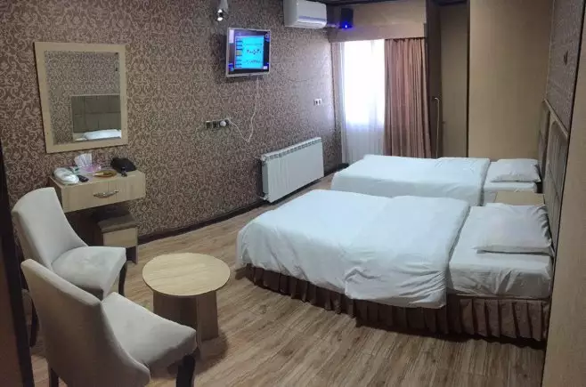 اتاق سهتخته هتل کرد با تختهای سفید
