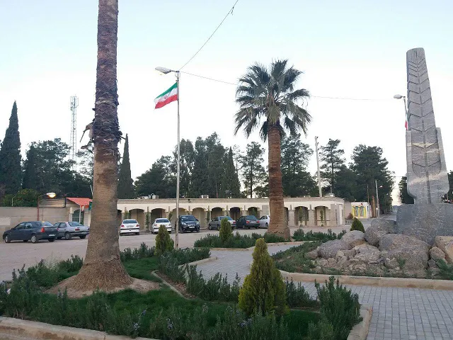 محوطه بیرونی هتل شیدگر با نخل و فضای سبز