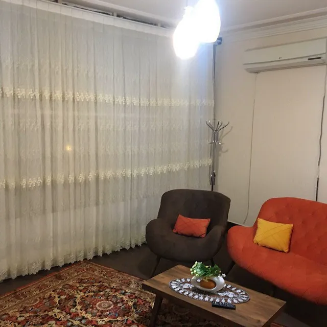 نشیمن هتل ملل با مبل‌های رنگی و فرش