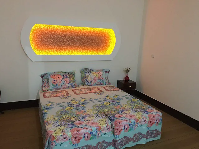 تخت دونفره هتل ملل با روتختی گل‌دار