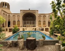 حیاط سرای جهانگرد با حوض و نمای سنتی