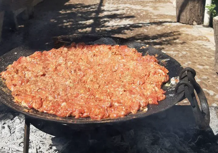 تابه بزرگ غذای محلی روی آتش در سرای جهانگرد