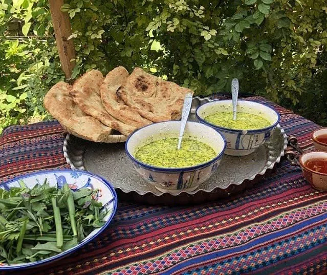 نان محلی و کاسههای خوراک در سرای جهانگرد