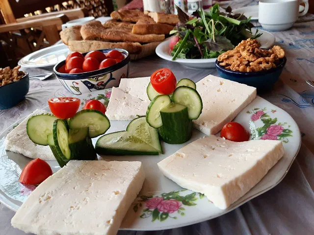 صبحانه پنیر، خیار و گوجه در سرای جهانگرد