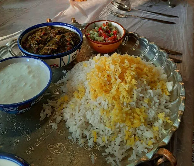 سینی برنج زعفرانی و خوراک محلی سرای جهانگرد