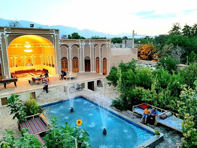 حوض و فوارههای حیاط سرای جهانگرد